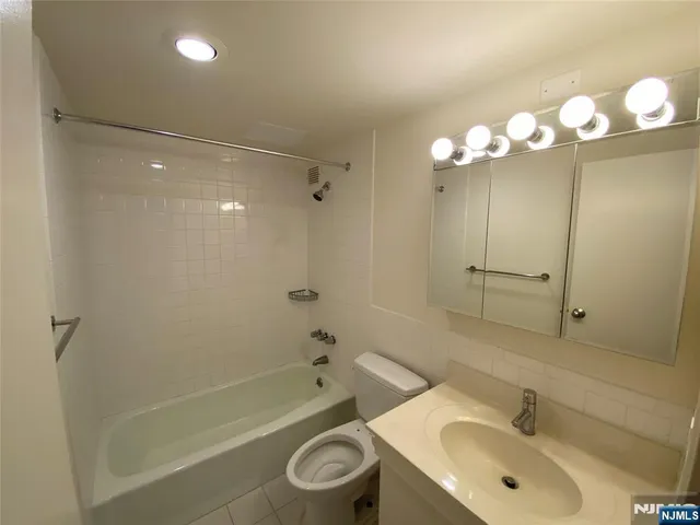 $2,992 | 1275 15th Street, Unit 19C, Fort Lee, NJ 07024