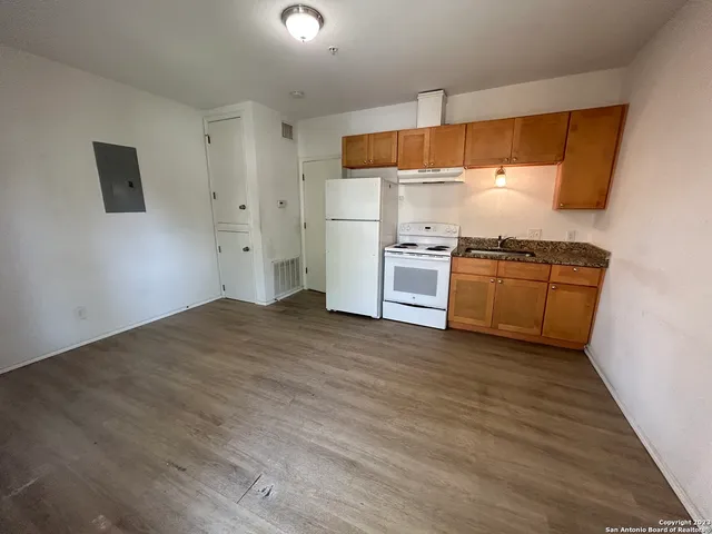 $725 | 816 Rivas Street, Unit C, San Antonio, TX 78207