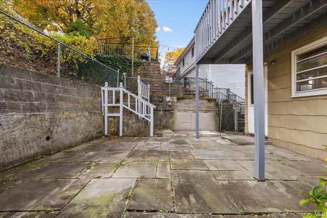 a black and white photo of a living room