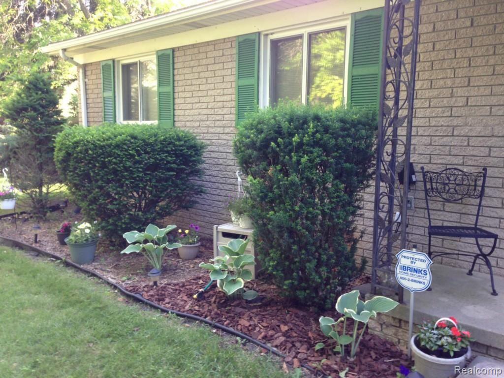 3990 Beattie Road Howell, MI 48843 - Photo 31 of 34 Left Side Landscaping.jpg
