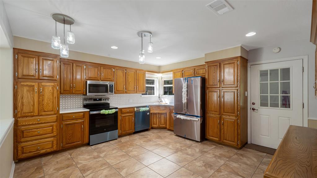 2801 Florence Street Kilgore, TX 75662 - Photo 19 of 39 a kitchen with stainless steel appliances granite countertop a refrigerator stove and microwave
