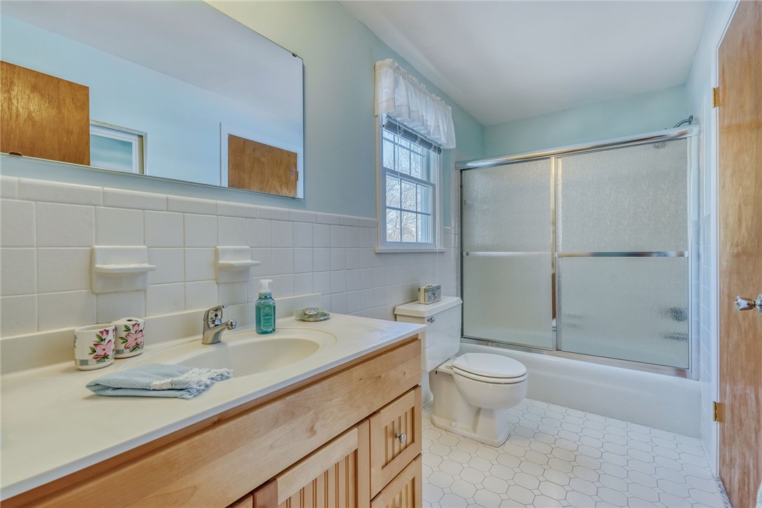1616 Brattleboro Drive Webster, NY 14580 - Photo 33 of 50 KIDS/GUEST BATH W/TILE FLR & TUB SURROUND