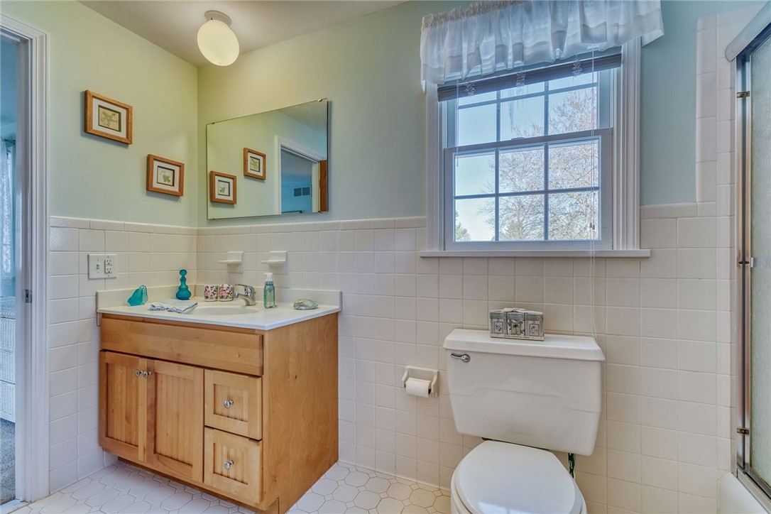 1616 Brattleboro Drive Webster, NY 14580 - Photo 34 of 50 KIDES BATH . .MAPLE VANITY, SS TOP