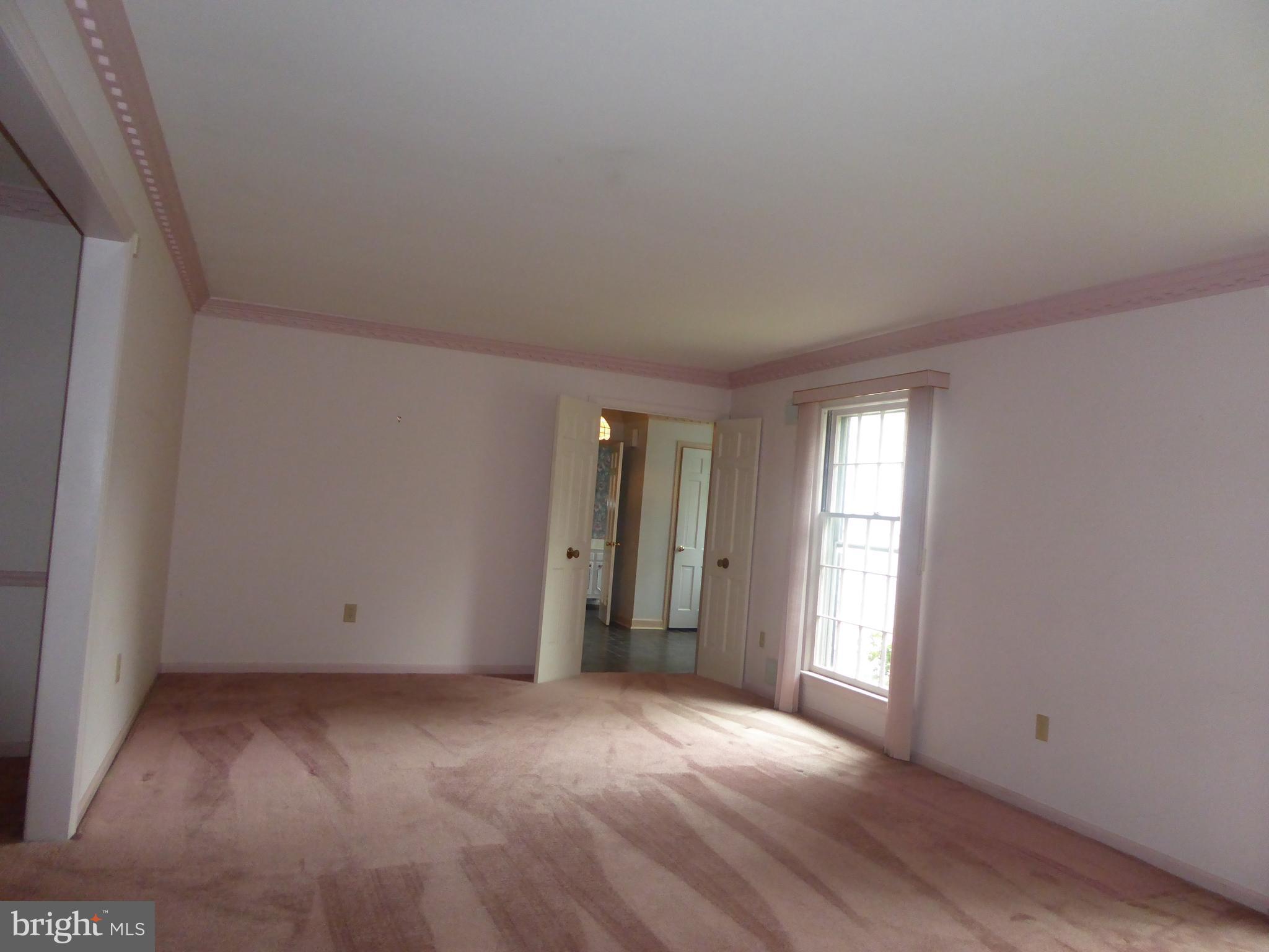 13600 North Gate Drive Silver Spring, MD 20906 - Photo 5 of 28 Living Room
