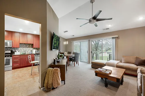 $275,000 | 1602 Hadley Court, Unit C2, Wheeling, IL 60090