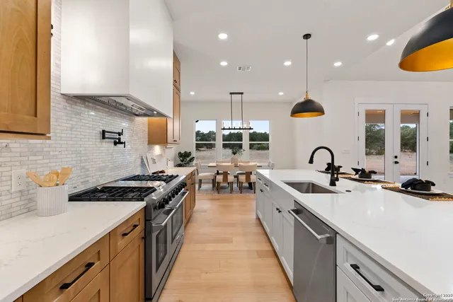 $699,999 | 1172 Buckskin Trail, Bandera, TX 78003