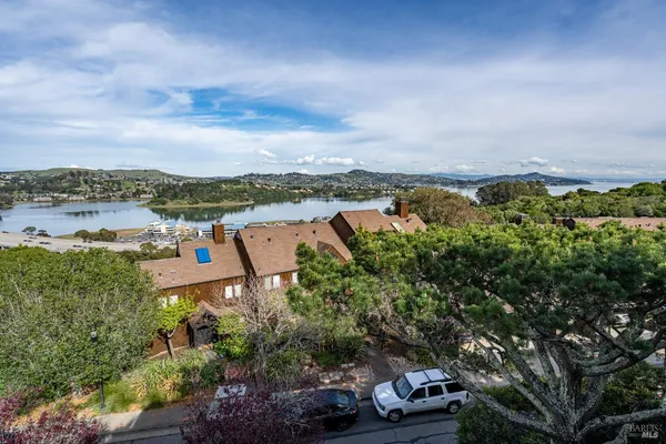 $939,000 | 220 Headlands Court, Sausalito, CA 94965
