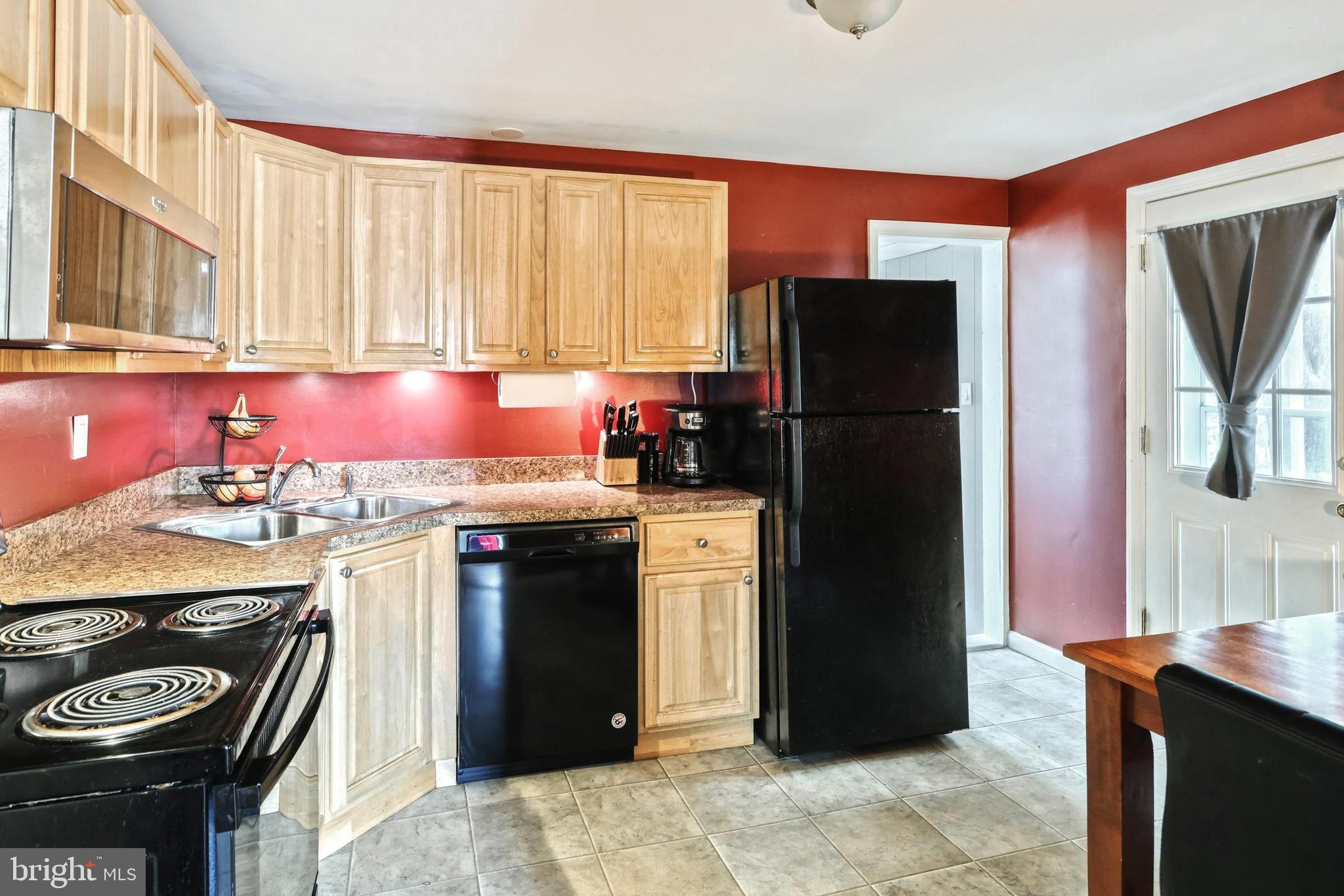 758 Village Road York, PA 17404 - Photo 14 of 29 Kitchen - appliances included