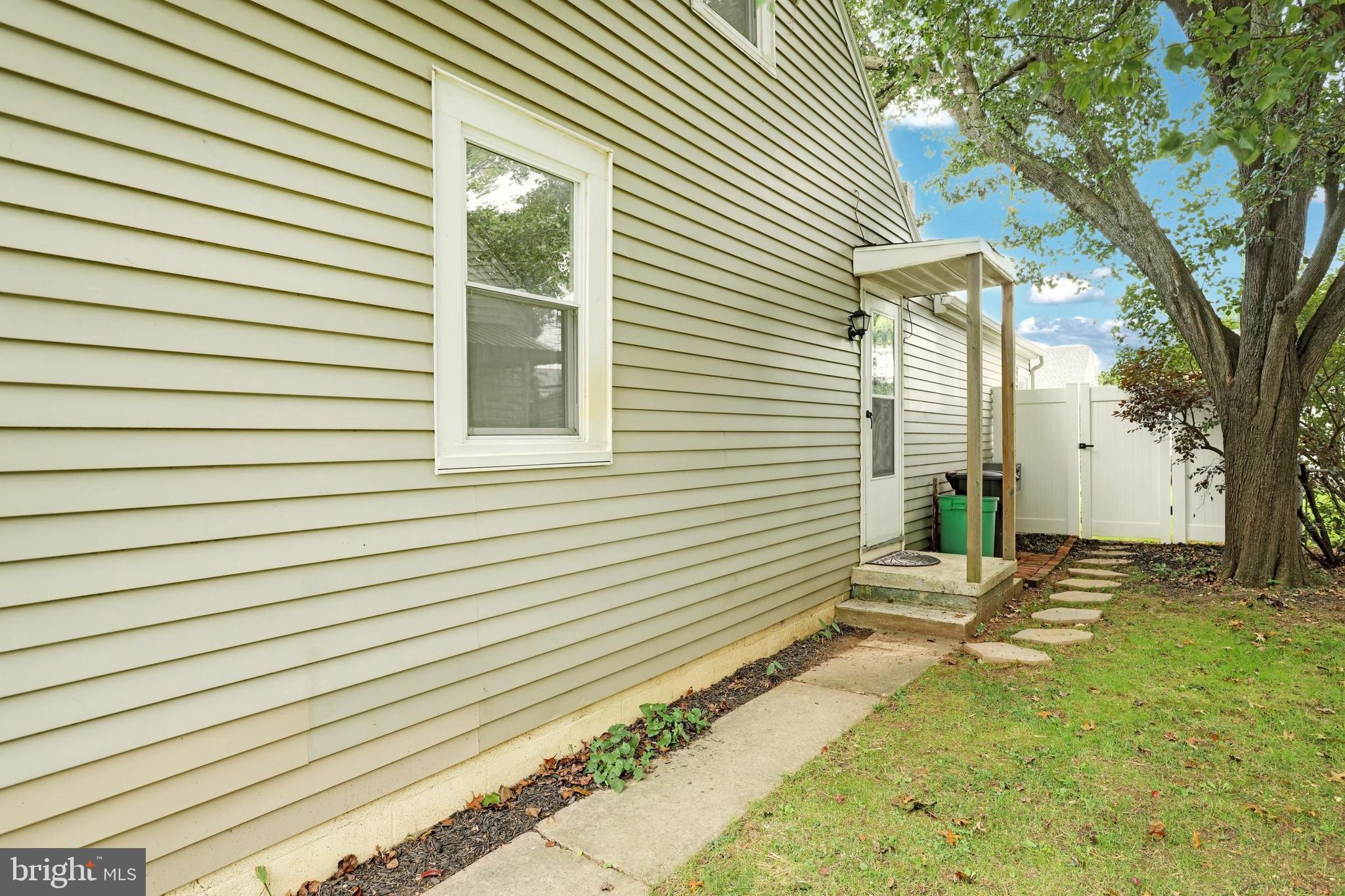758 Village Road York, PA 17404 - Photo 4 of 29 Side etrance