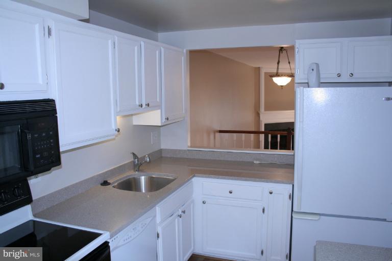 2163 Whisper Way Reston, VA 20191 - Photo 10 of 14 Kitchen