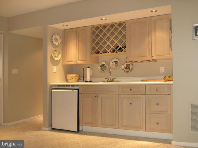 1602 North Village Road Reston, VA 20194 - Photo 30 of 30 Wet Bar