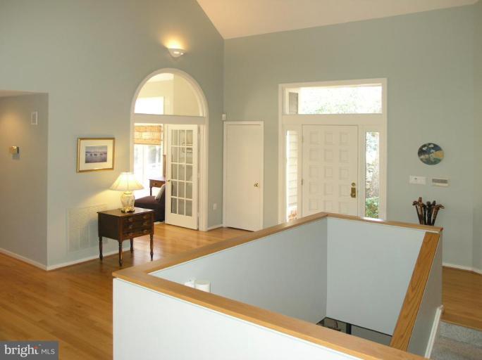 1602 North Village Road Reston, VA 20194 - Photo 5 of 30 Entrance / Foyer