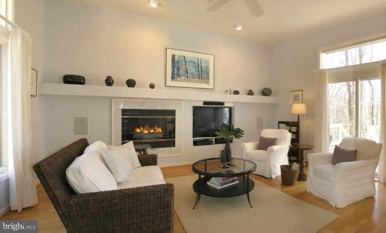1602 North Village Road Reston, VA 20194 - Photo 7 of 30 Family Room