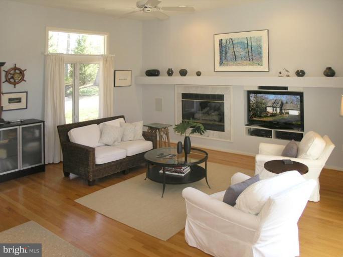 1602 North Village Road Reston, VA 20194 - Photo 9 of 30 Family Room #2