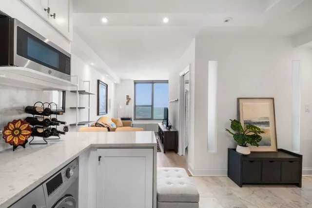 $259,999 | 1550 North Lake Shore Drive, Unit 25E, Chicago, IL 60610