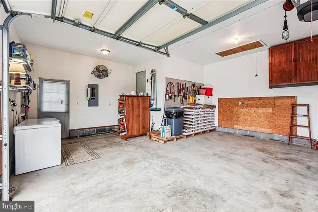 a view of a house with backyard and garden