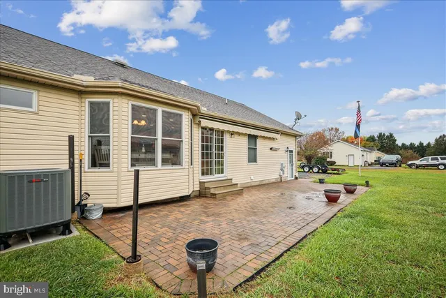 a view of a house with backyard