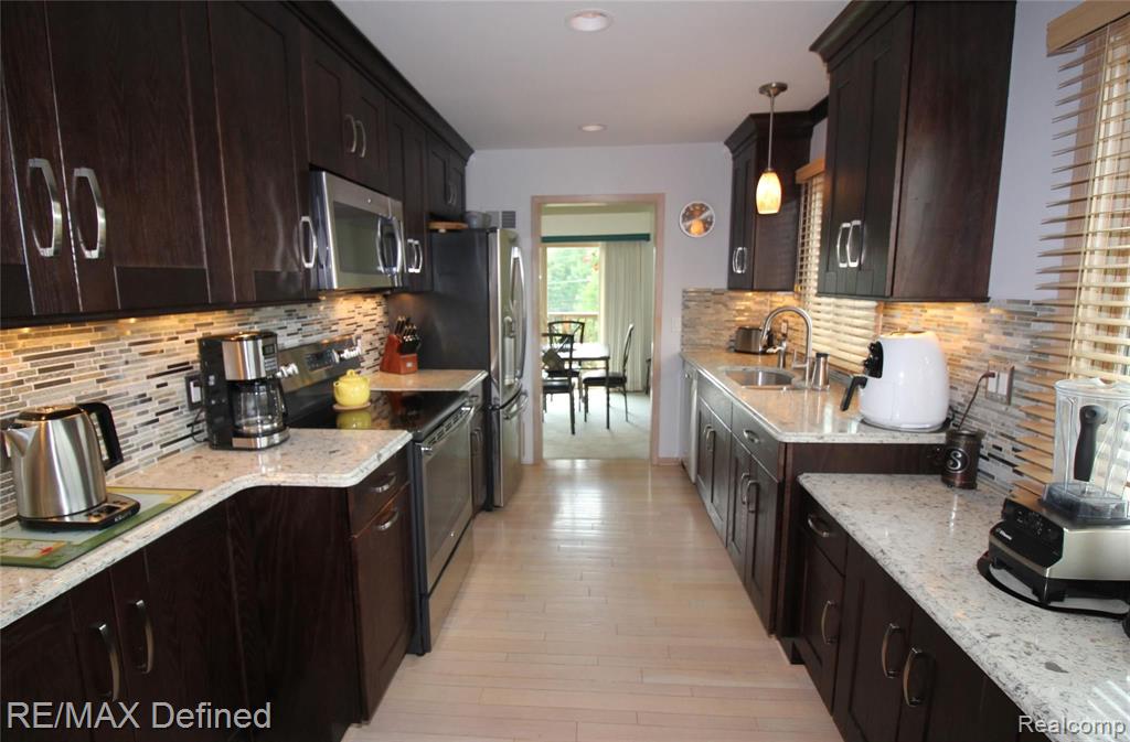 2945 Meadowbrook Drive Rochester Hills, MI 48309 - Photo 2 of 21