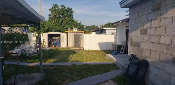a view of a house with backyard and garden