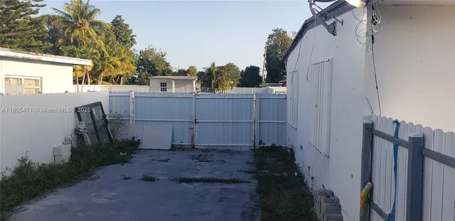 a view of a house with backyard and garden