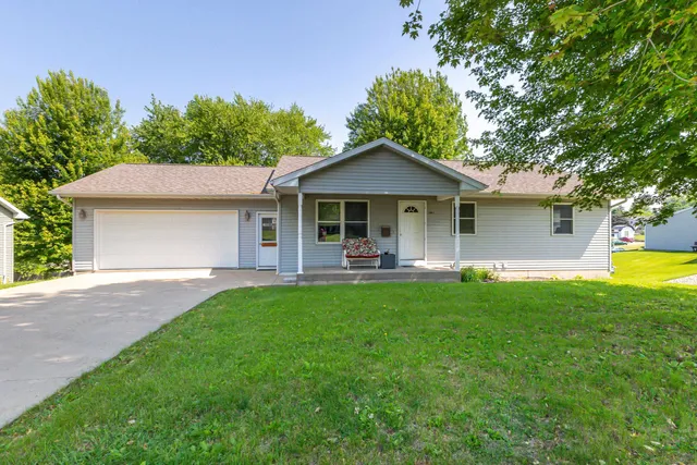 $329,000 | 1400 21st Street, Hazel Green, WI 53811