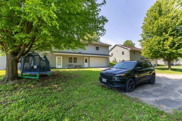 $329,000 | 1400 21st Street, Hazel Green, WI 53811