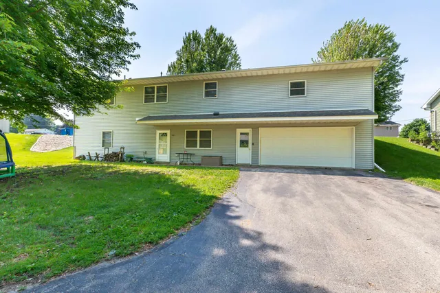 $329,000 | 1400 21st Street, Hazel Green, WI 53811