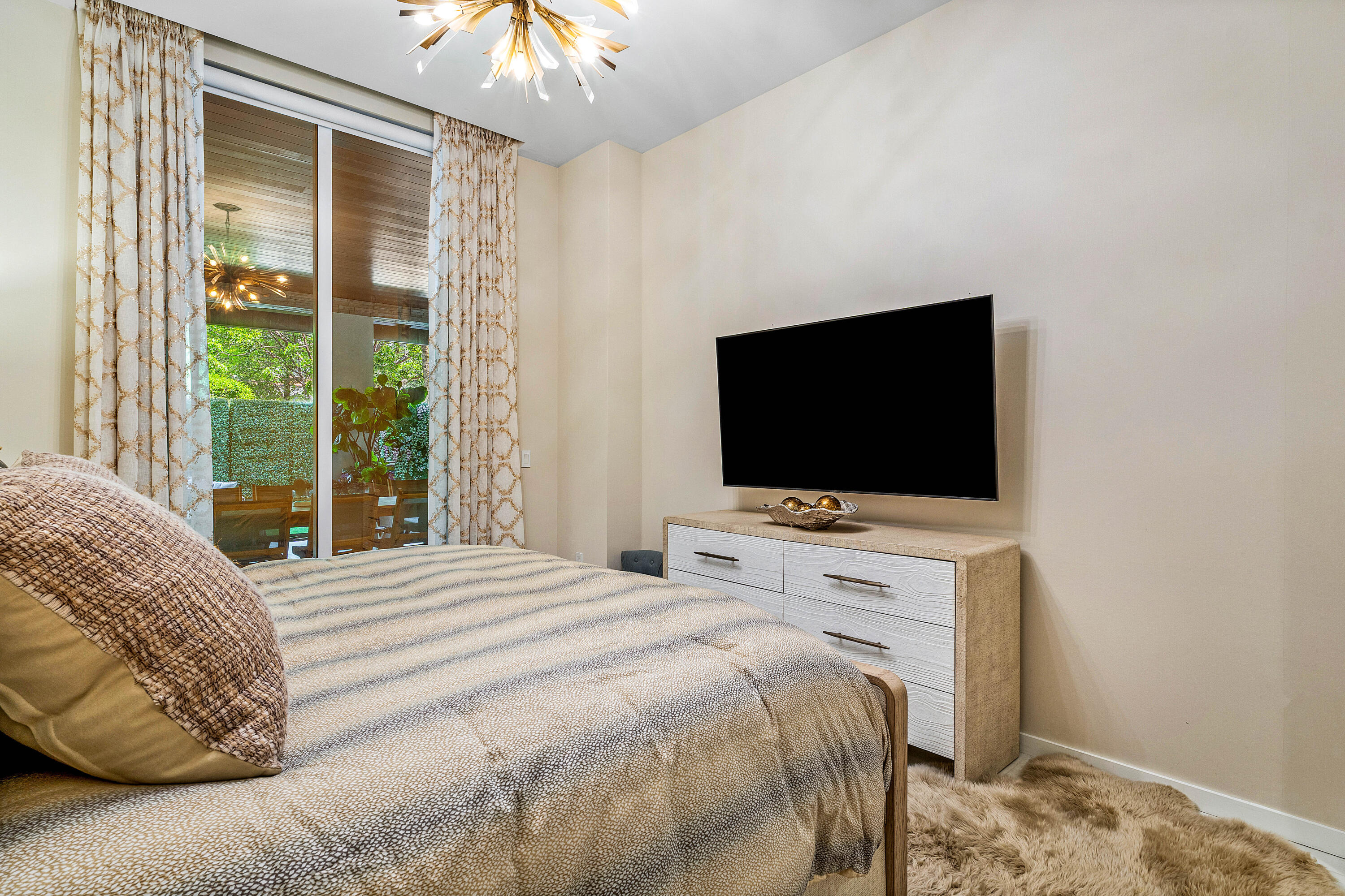 200 Southeast Mizner Boulevard, Unit 104 Boca Raton, FL 33432 - Photo 20 of 82 a bedroom with a bed and a flat screen tv