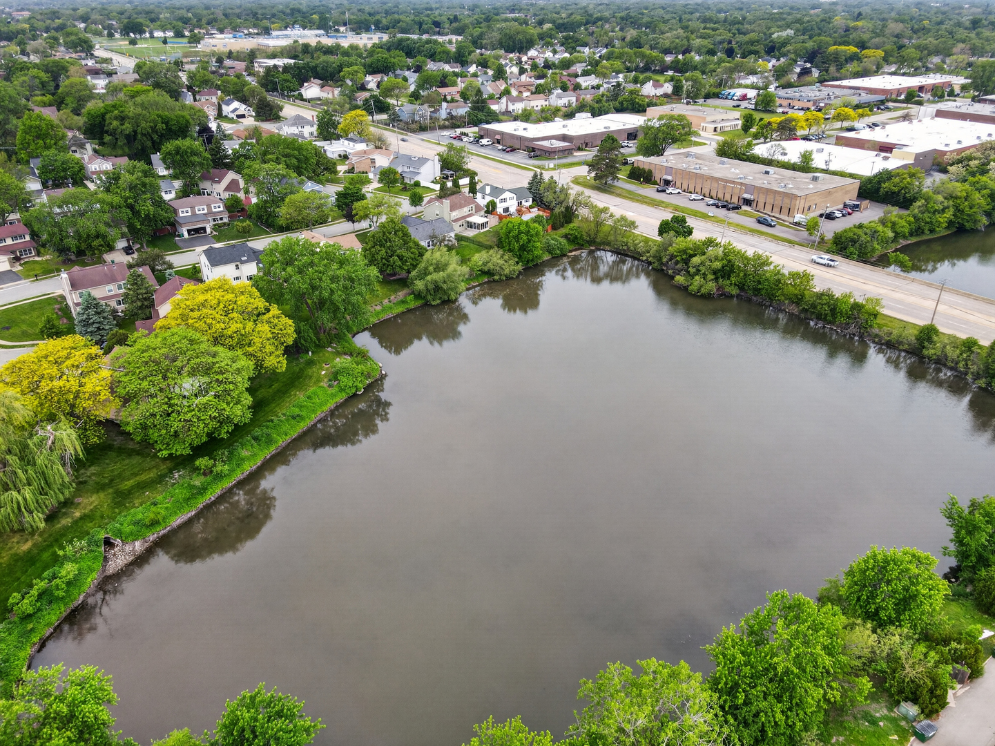 943 Ridgefield Lane, Unit 4 Wheeling, IL 60090 - Photo 33 of 38 an aerial view of a city and lake view