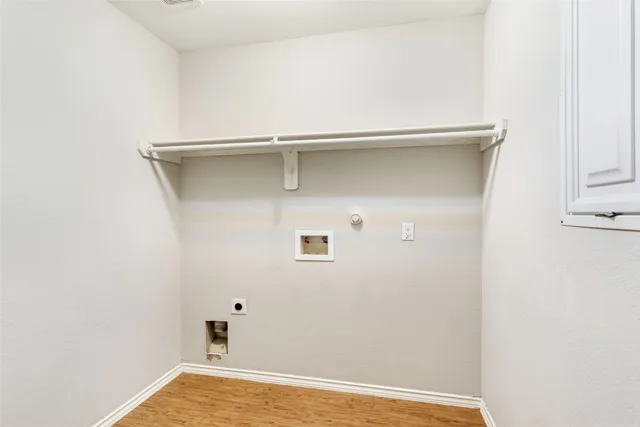 a view of a livingroom with closet