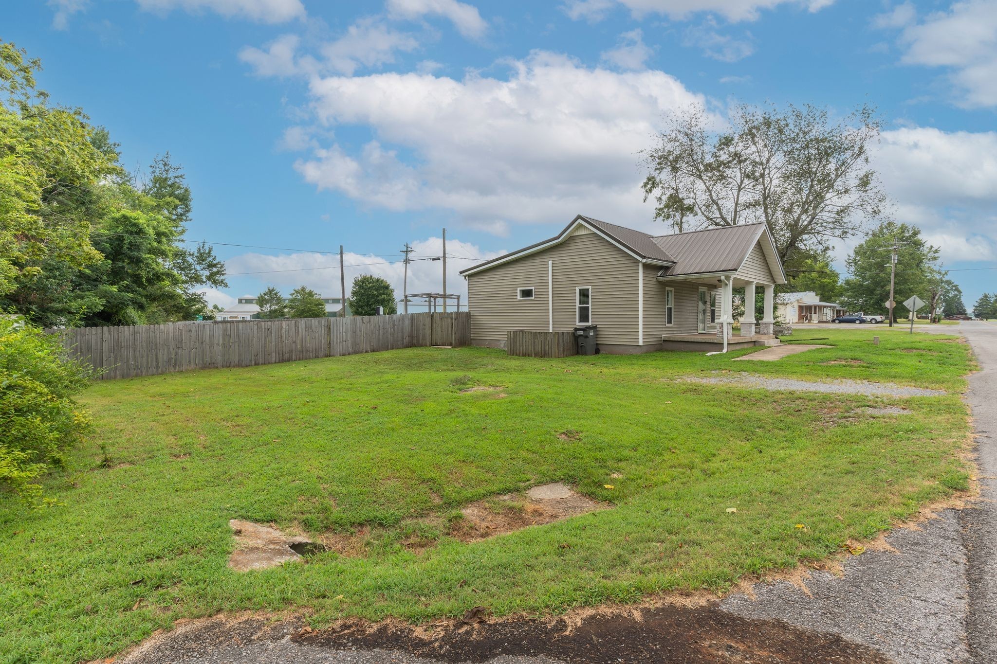 101 Fairfield Road Bethpage, TN 37022 - Photo 4 of 35 a view of a house with yard and a garden