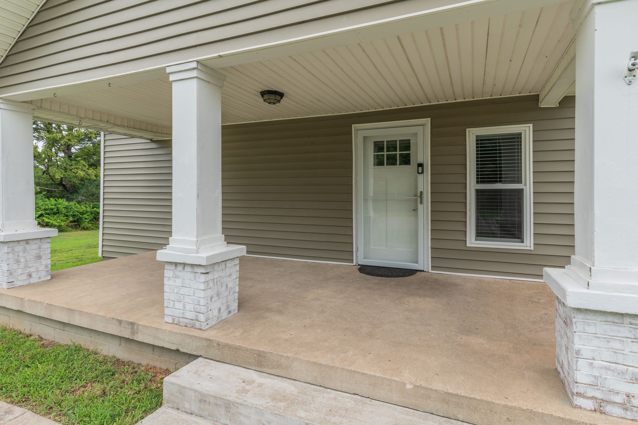 101 Fairfield Road Bethpage, TN 37022 - Photo 5 of 35 a front view of a house with a garden and plants