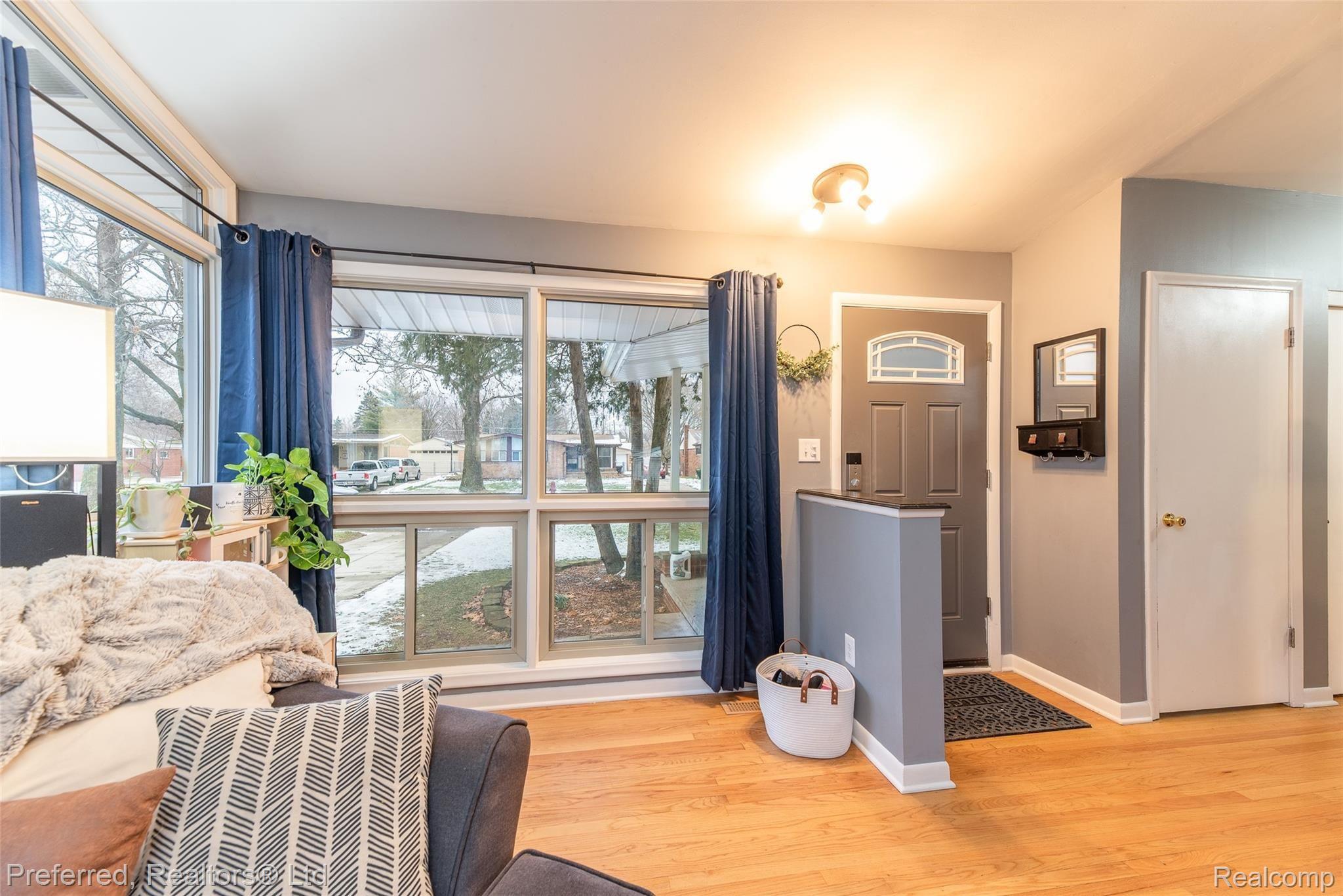 17253 Rougeway Street Livonia, MI 48152 - Photo 2 of 24 Rougeway-2.jpg