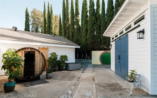 a view of entryway with garden