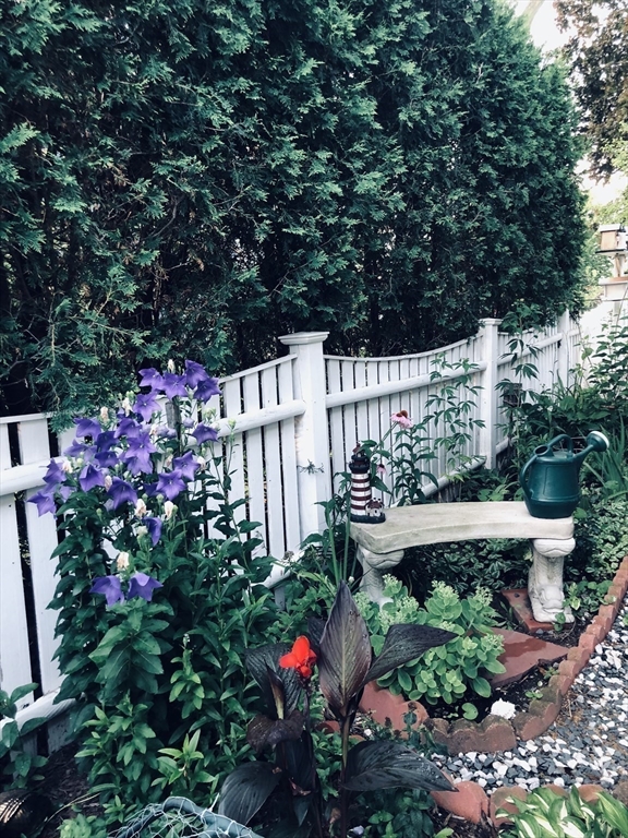 8 Rock Cliff Road, Unit B Marblehead, MA 01945 - Photo 19 of 22