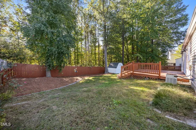 a view of a backyard