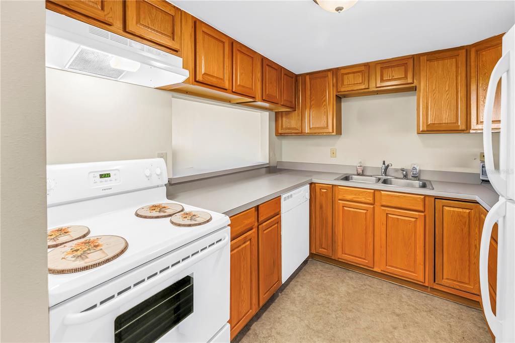 7701 Starkey Road, Unit 521 Seminole, FL 33777 - Photo 5 of 15