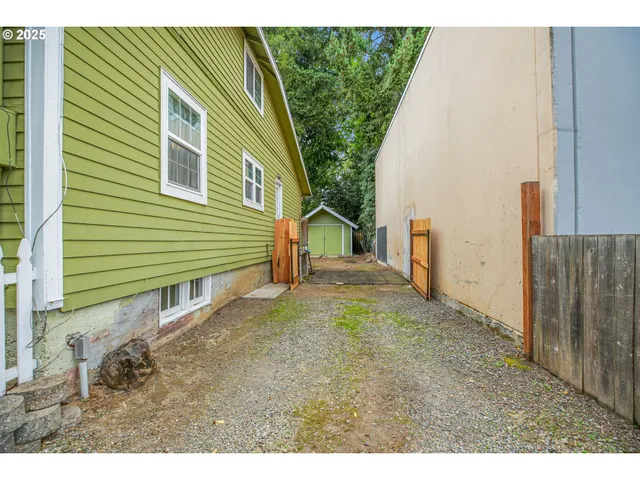 a view of a backyard with barn