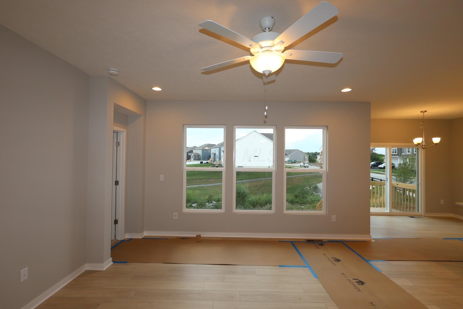 426 Colonial Club Road Commercial Point, OH 43116 - Photo 5 of 18 Living Room
