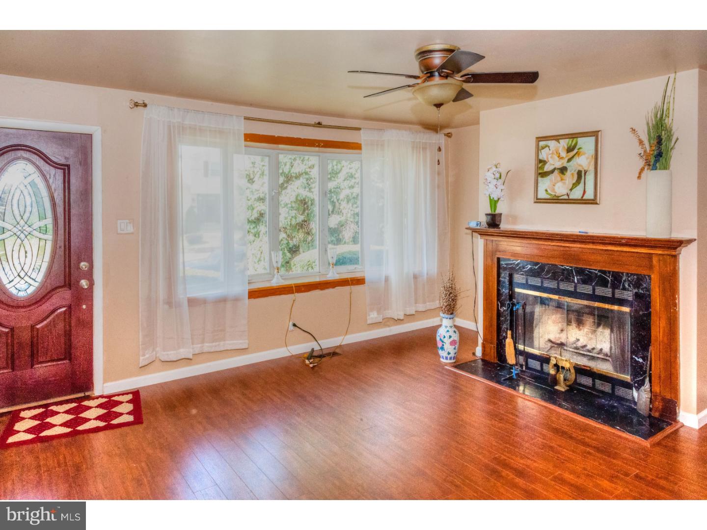 1133 Norwalk Road Philadelphia, PA 19115 - Photo 5 of 13 Living Room