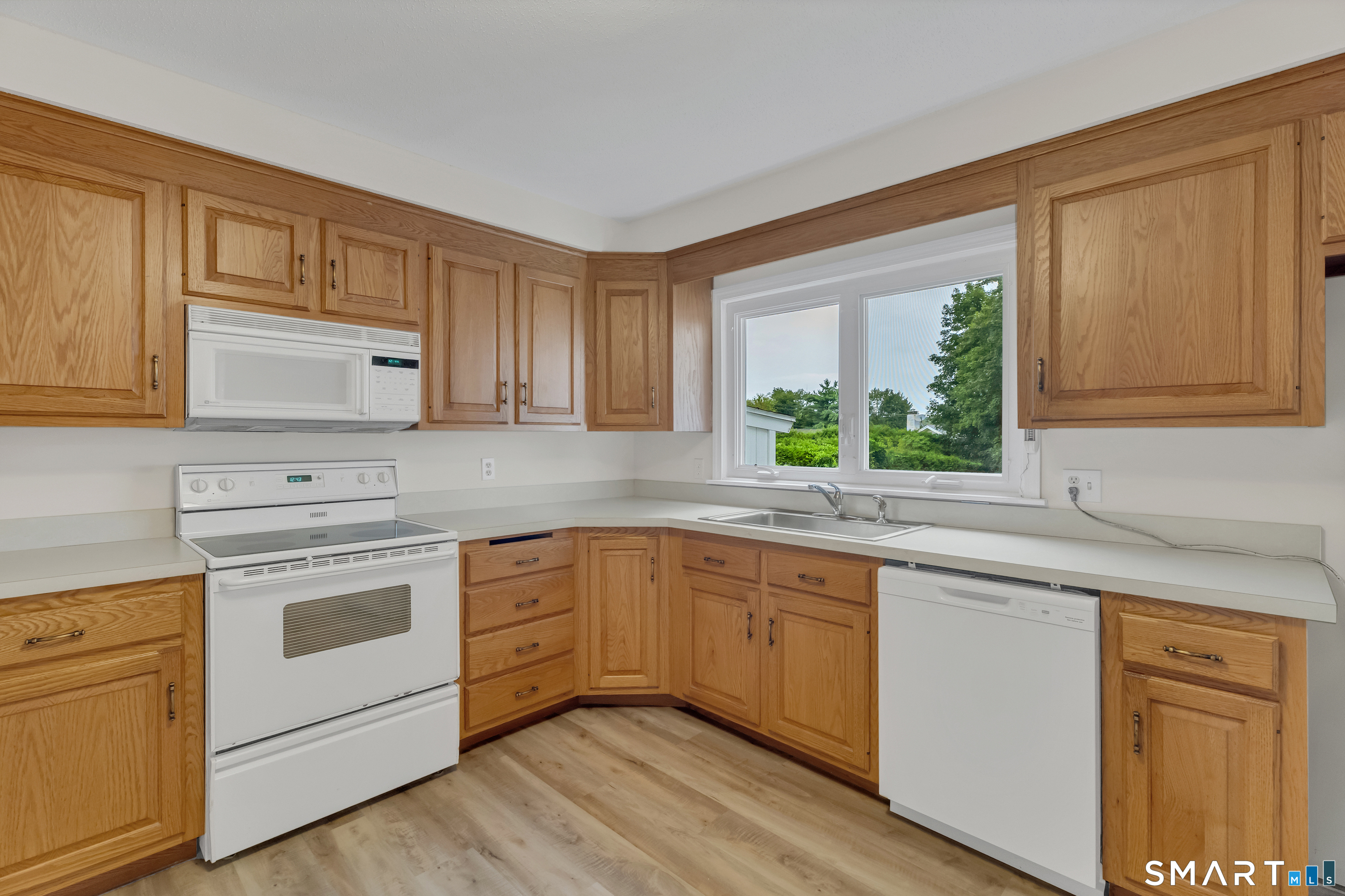 129 Chesterfield Road East Lyme, CT 06333 - Photo 15 of 40