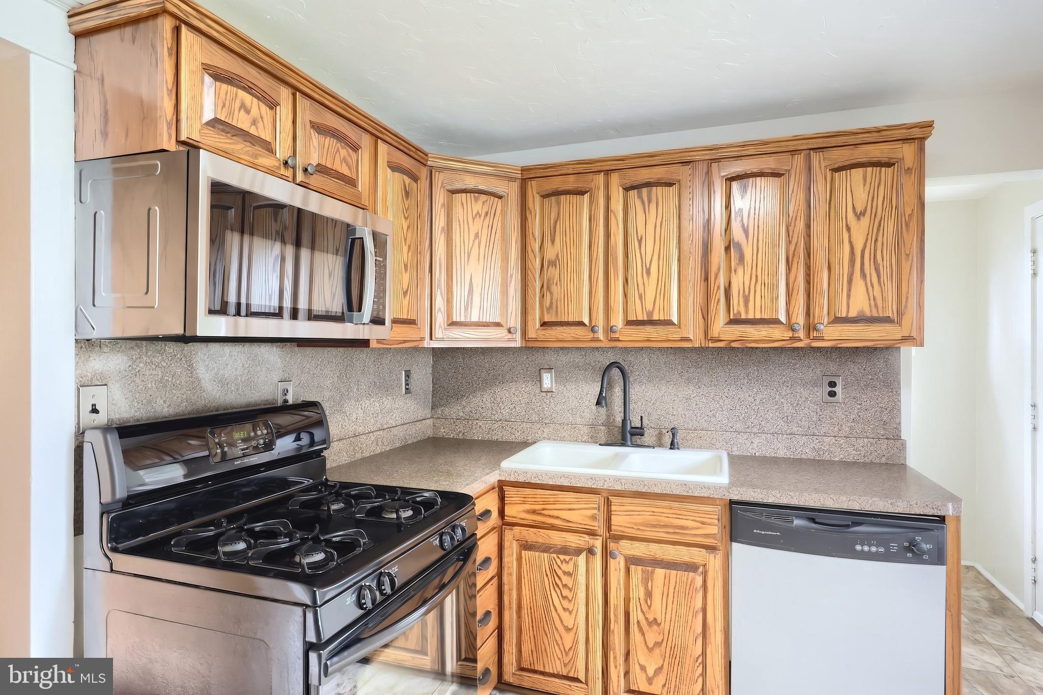 1019 West College Avenue York, PA 17404 - Photo 15 of 31 Gas Range and B/I Microwave