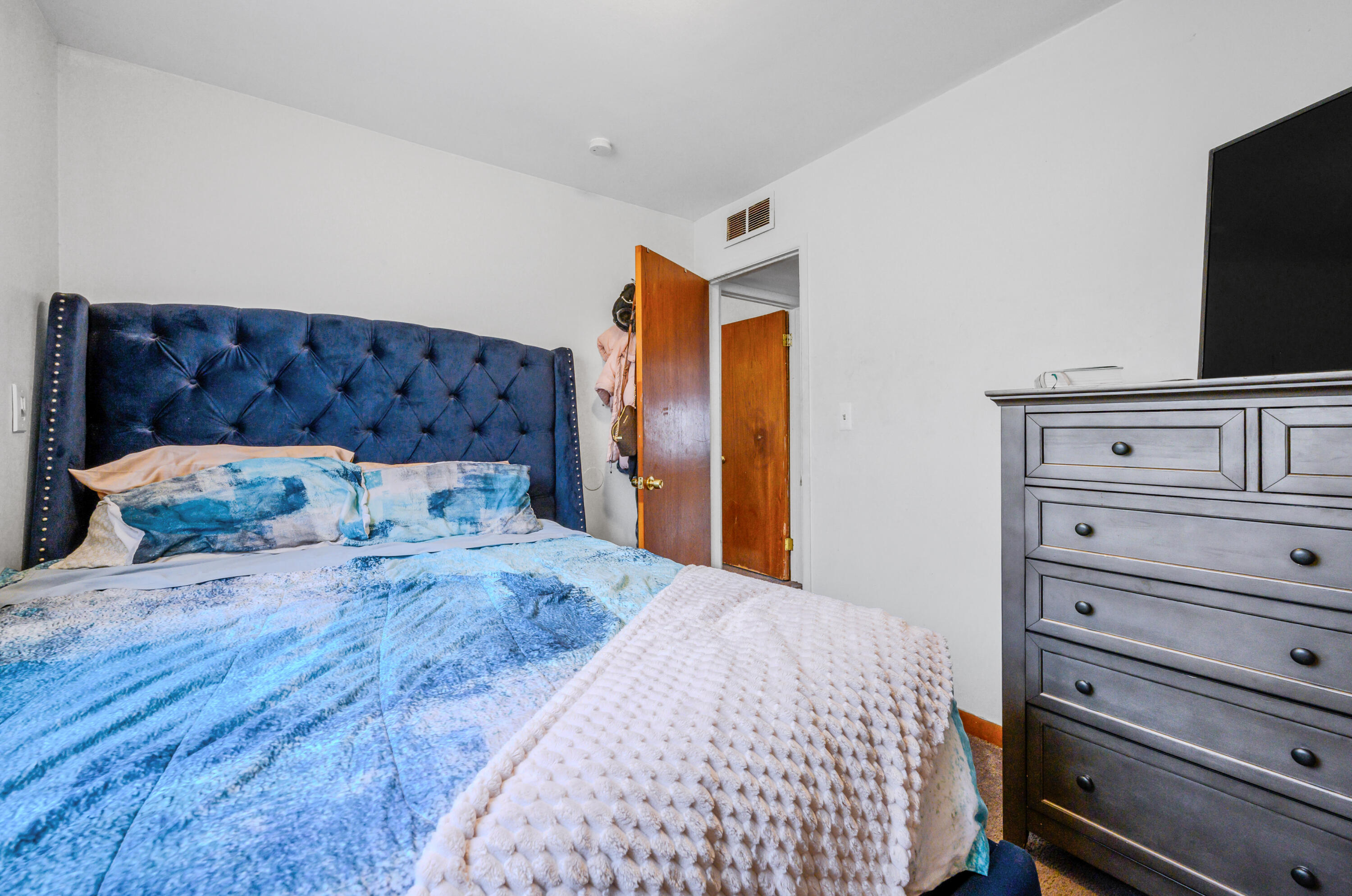 8285 Packard Avenue Warren, MI 48089 - Photo 6 of 8 Packard bed