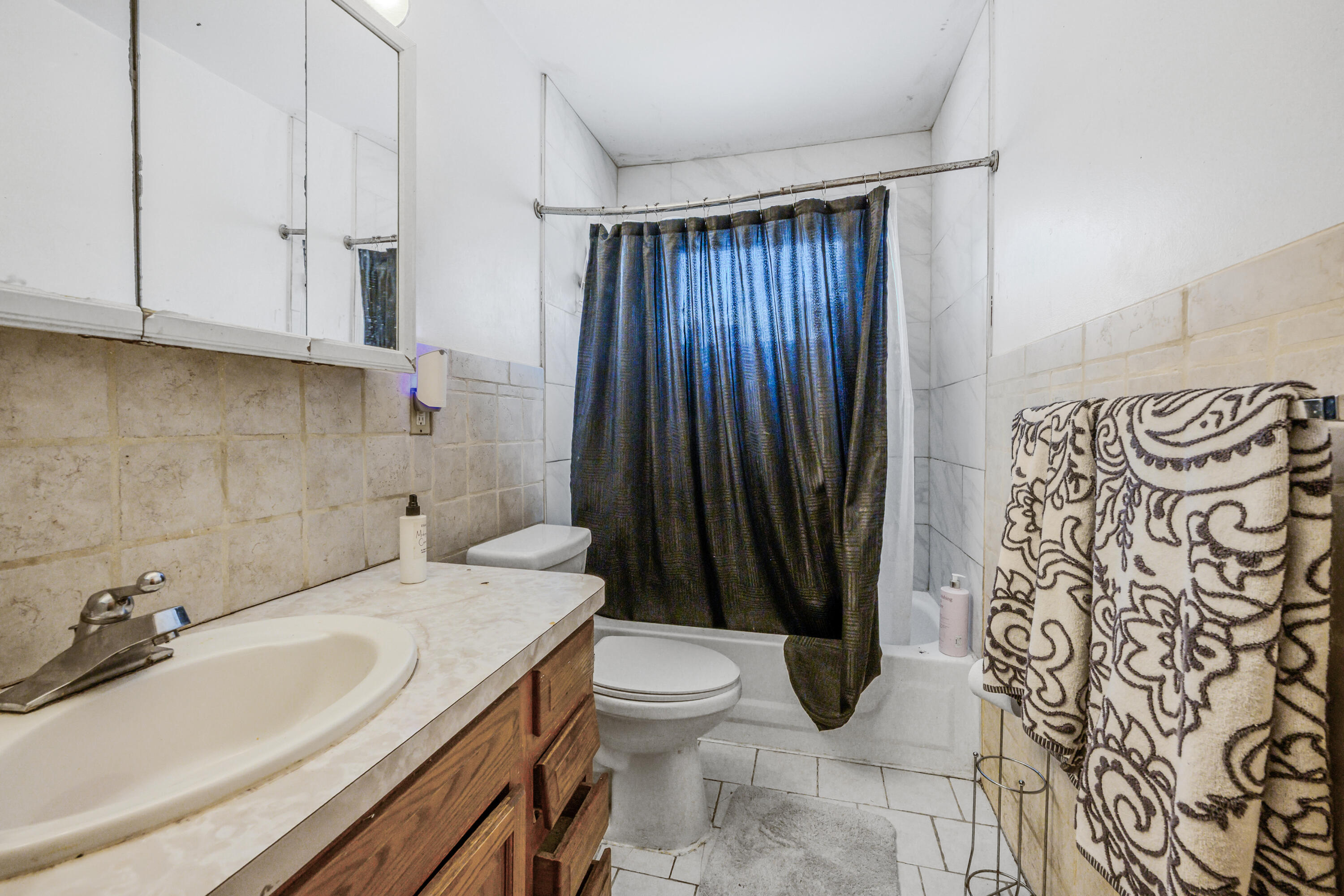 8285 Packard Avenue Warren, MI 48089 - Photo 7 of 8 Packard bath