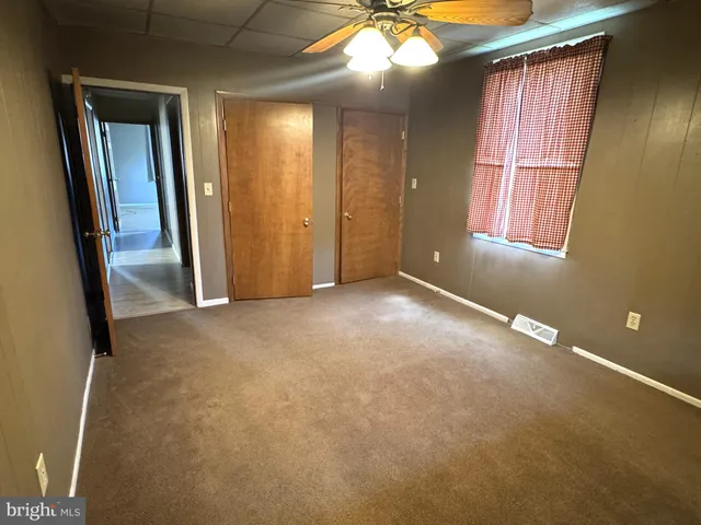 a view of empty room with window