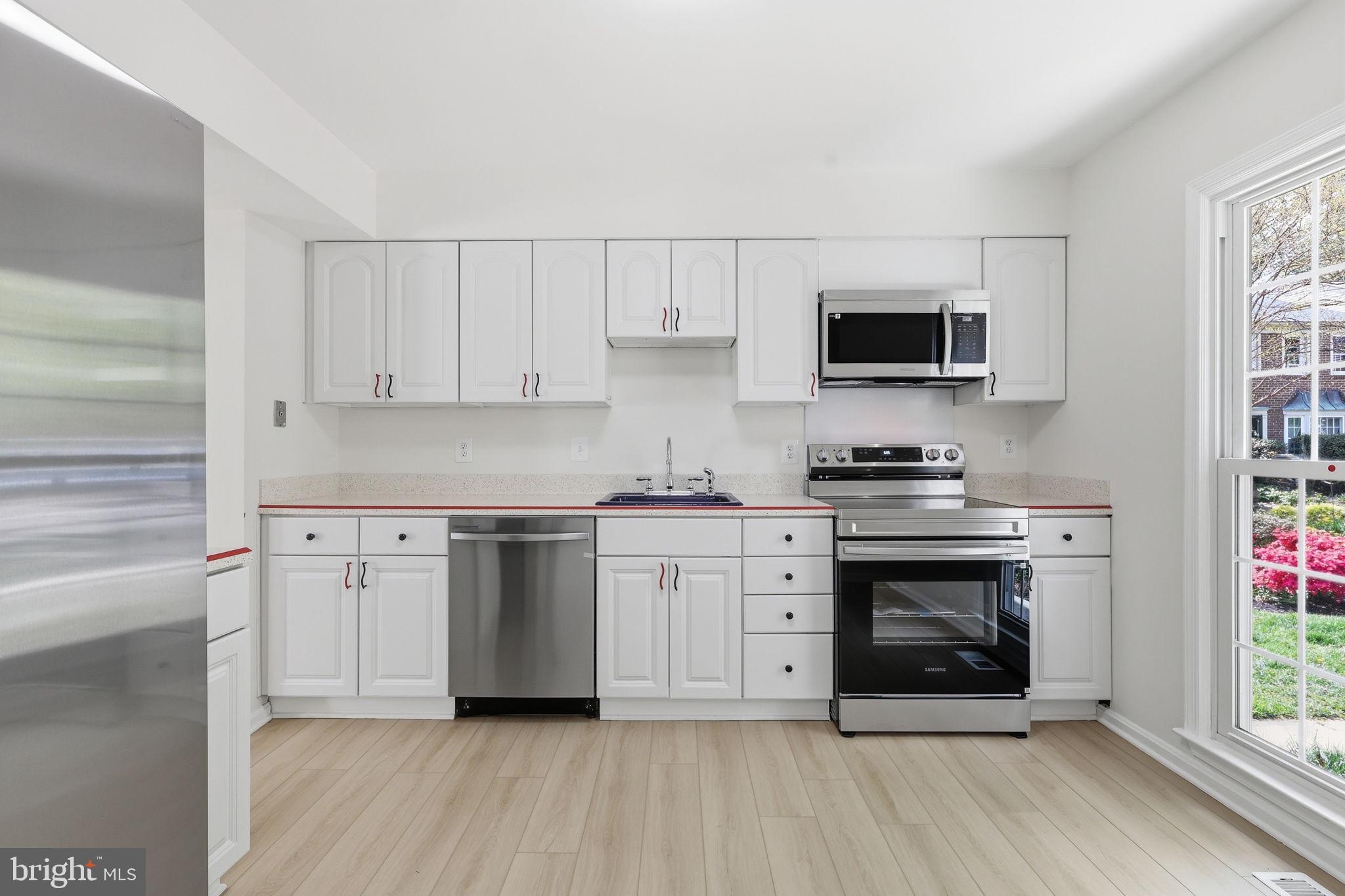 2151 Greenkeepers Court Reston, VA 20191 - Photo 4 of 44 Spacious kitchen