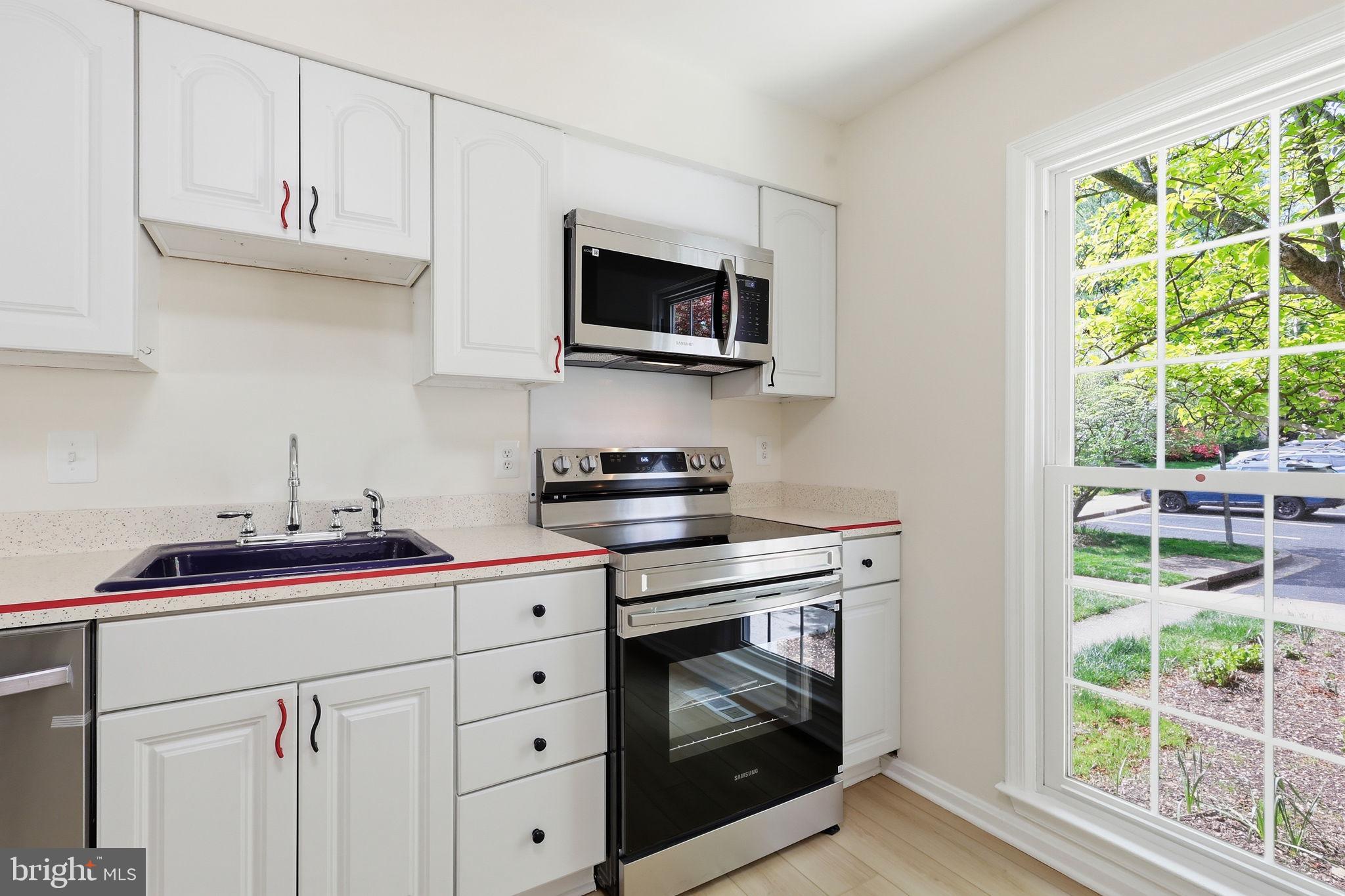 2151 Greenkeepers Court Reston, VA 20191 - Photo 6 of 44 Lots of light in the kitchen