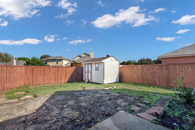 a view of a backyard