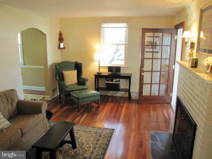 507 Denham Road Rockville, MD 20851 - Photo 4 of 20 Living Room