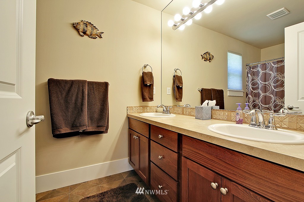 907 Ilwaco Place Northeast Renton, WA 98059 - Photo 8 of 23 Gallery Image 8